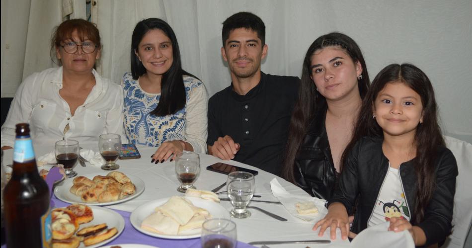 AGUSTINA MATEOLI FESTEJOacute SUS QUINCE ANtildeOS