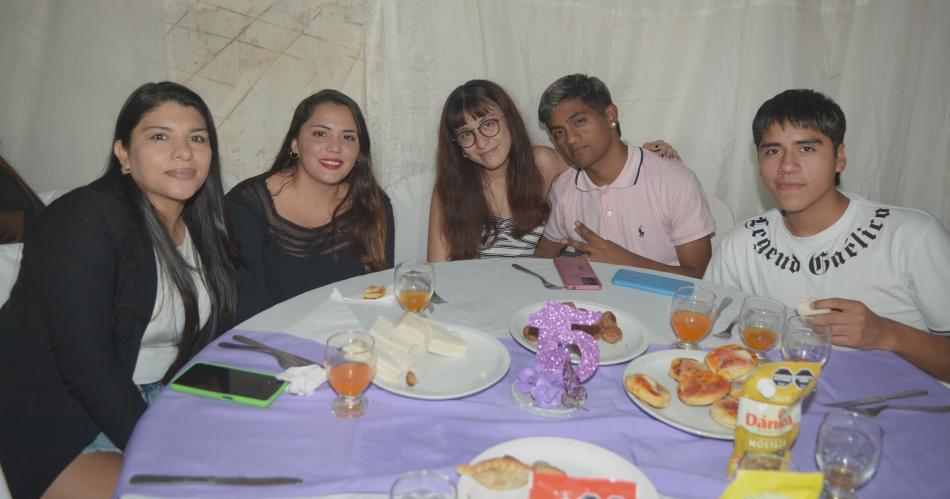 AGUSTINA MATEOLI FESTEJOacute SUS QUINCE ANtildeOS