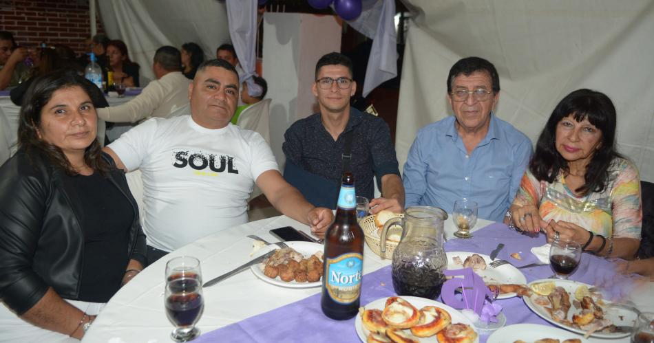 AGUSTINA MATEOLI FESTEJOacute SUS QUINCE ANtildeOS