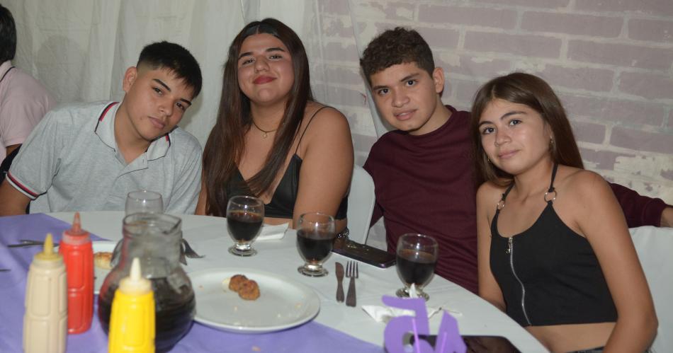 AGUSTINA MATEOLI FESTEJOacute SUS QUINCE ANtildeOS