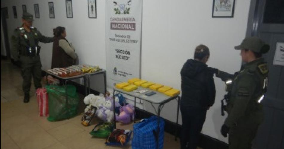 Mujeres llevaban 10 kg de cocaiacutena valuada en maacutes de 90000000 en almohadas peluches y garrapintildeadas