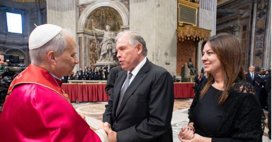 El papa León XIV saludando a los funcionarios argentinos que viajaron en representación de MIlei