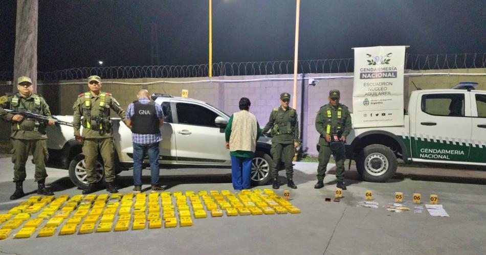 Ruta 40- Gendarmeriacutea incautoacute maacutes de 258 kilos de cocaiacutena ocultos en dos camionetas
