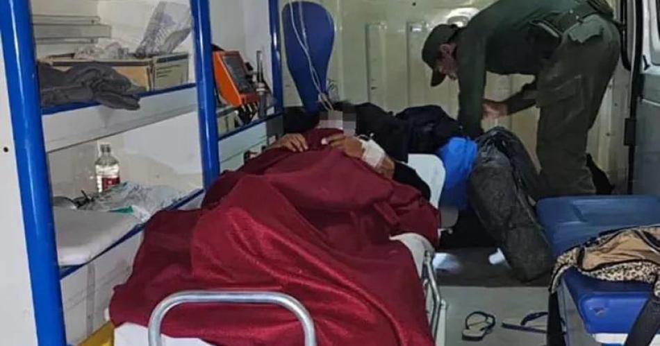 ACTRIZ- La paciente viajaba en la camilla pero con la aguja del suero fuera de su brazo En minutos los gendarmes descubrieron que la ambulancia era una fortaleza de cocaína