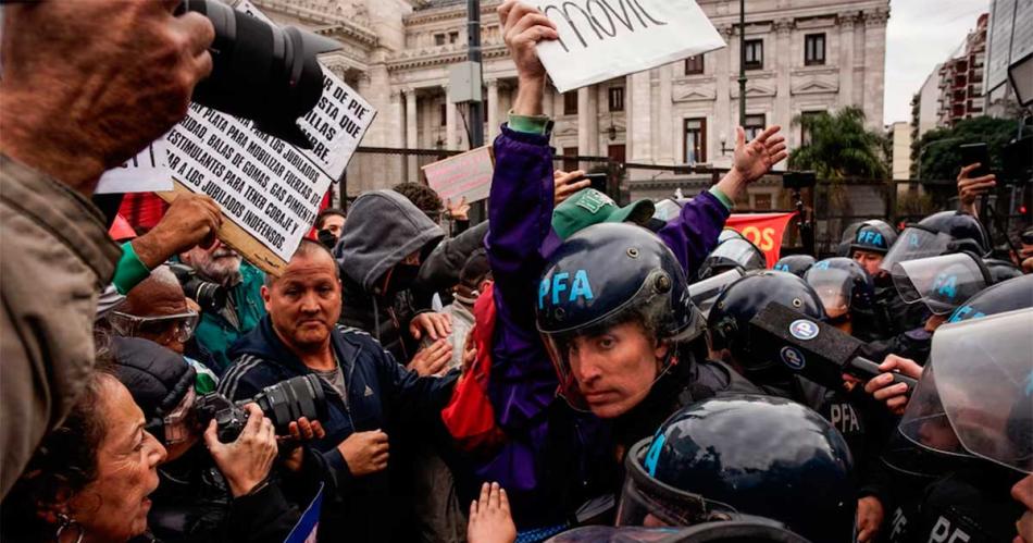 Los jubilados marcharon al Congreso y hubo tensión con la policía