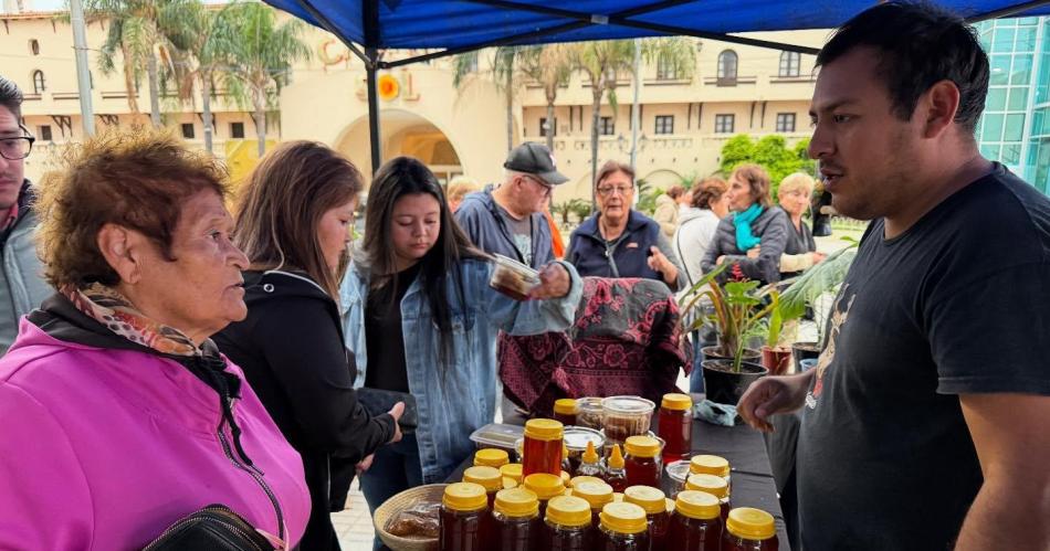 Realizaron una jornada social cultural por el Diacutea Mundial de la Miel
