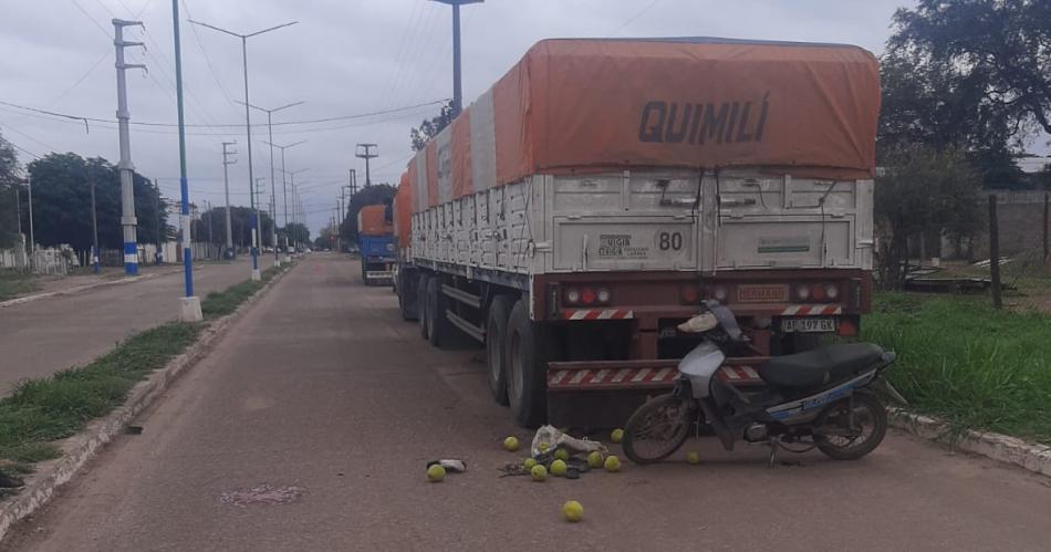 Motociclista acabó con graves heridas al chocar un camión