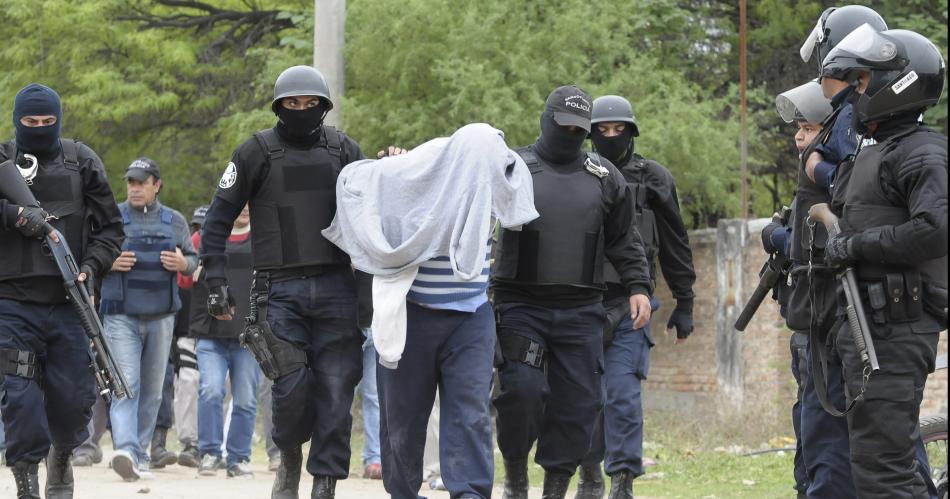 ALLANAMIENTOS- Han sido detenidos ya seis sujetos entre mujeres y hombres Resta caer una gitana pero se la asume rodeada en Buenos Aires Se desconoce la persona que marcó al comerciante