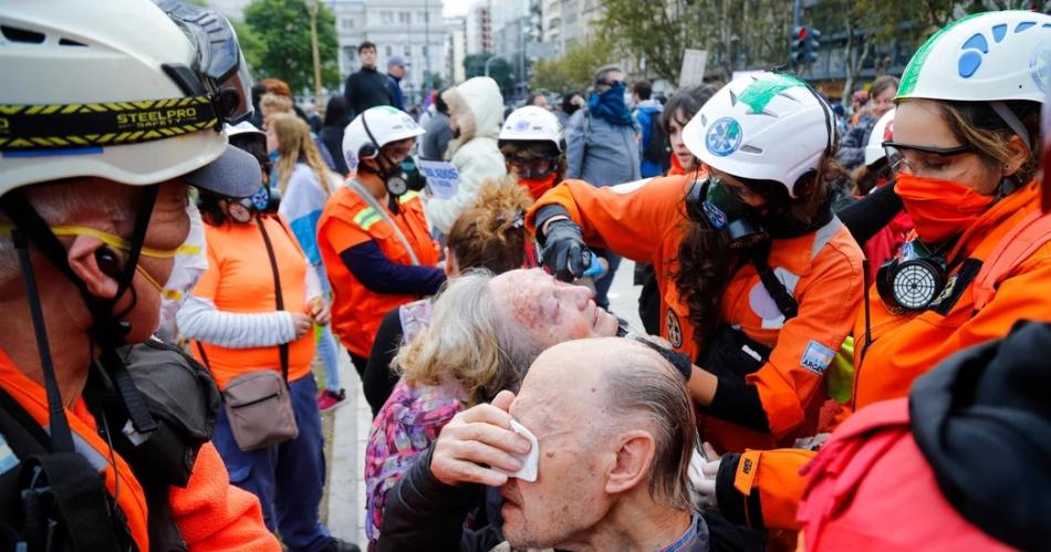 Corridas y tensión en la manifestación de jubilados frente al Congreso