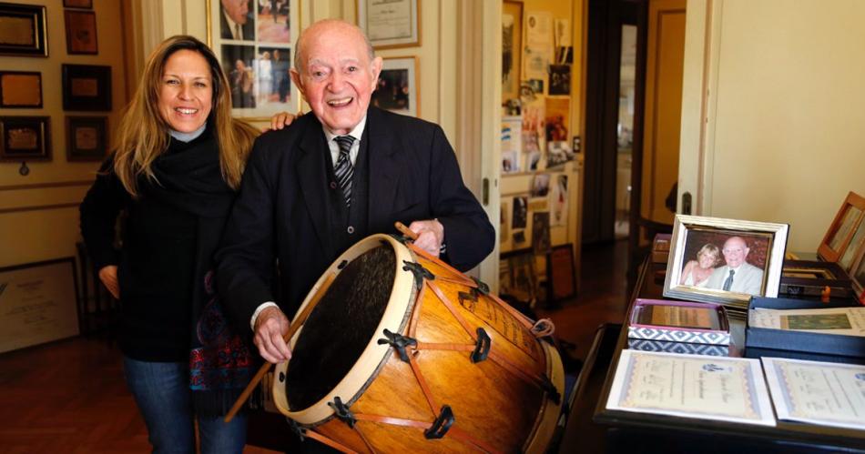 Santiago late en Buenos Aires- cine poesiacutea y chacarera en escena