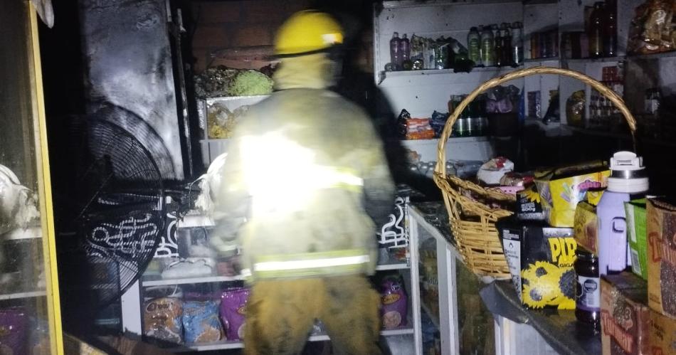 Miedo y alarma en el Bordm 8 de Abril por el incendio de un conocido almaceacuten