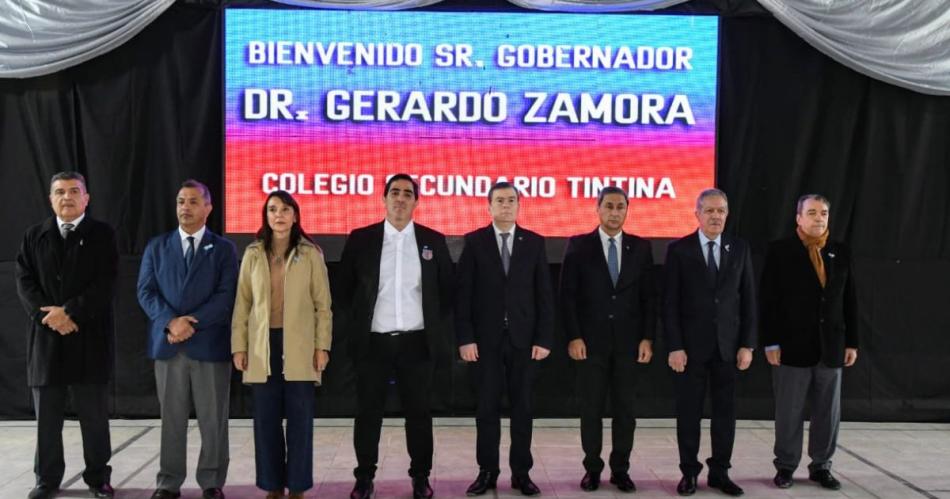 El gobernador fue recibido por autoridades locales