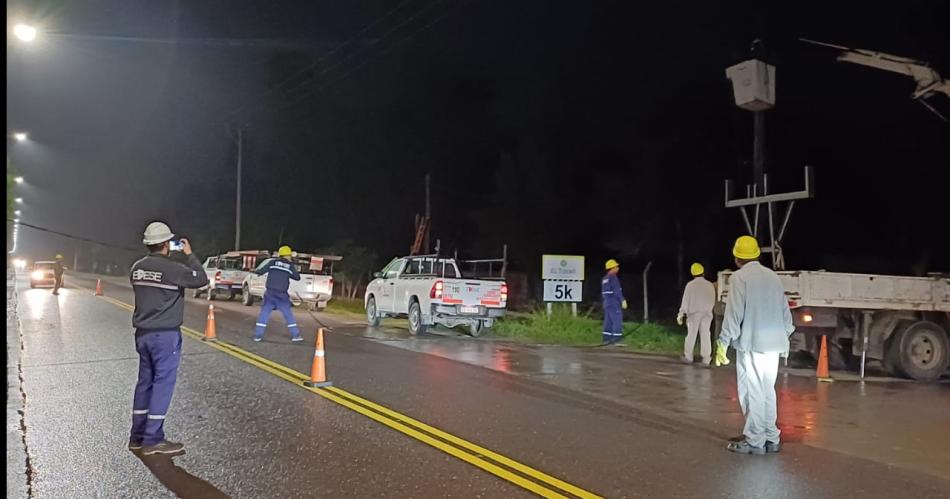 Camión enganchó y cortó cables en la ruta