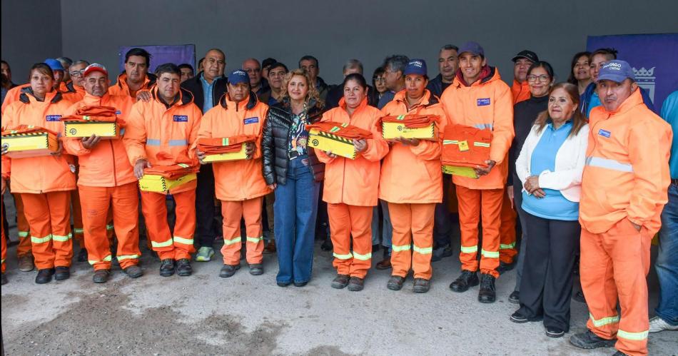 Fuentes entregoacute ropa de trabajo al personal de recoleccioacuten y destacoacute su labor