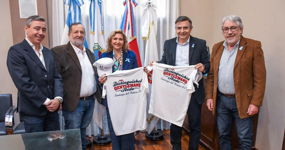 Fuentes recibioacute a organizadores del encuentro de motos que promueven la prevencioacuten en la salud