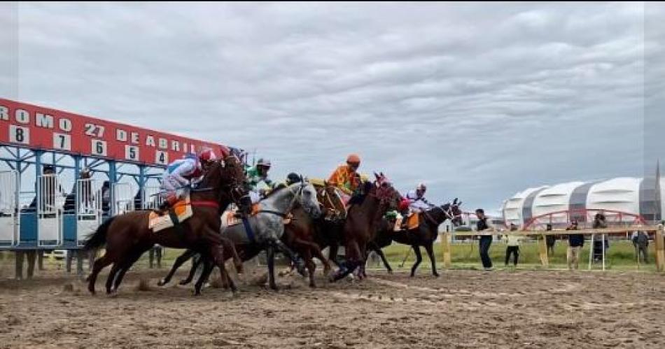 Veintiseacuteis carreras para mantildeana en el hipoacutedromo