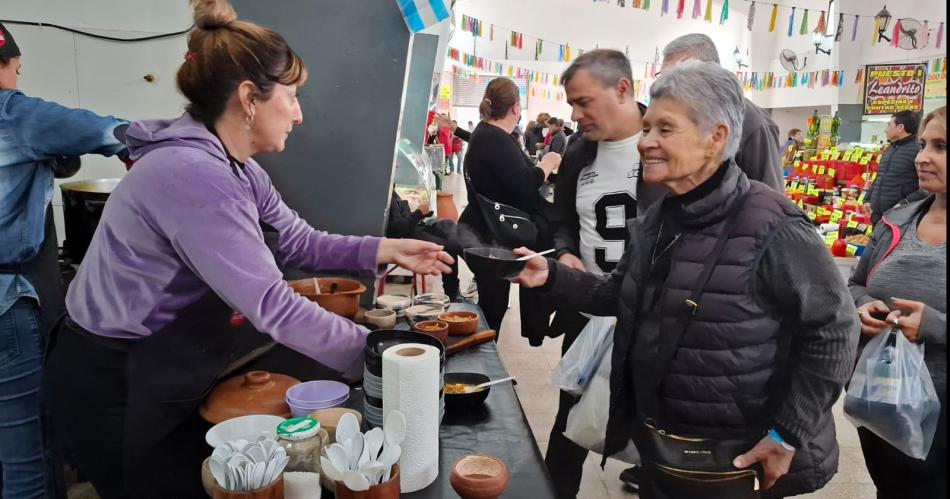 Turistas y vecinos degustaron un locro patrio en Las Termas