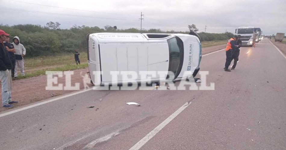 Volcoacute una camioneta tras intentar un sobrepaso en zona rural de Icantildeo