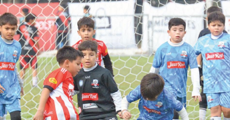 El 3ordm Interprovincial que organiza el Santiago Lawn Tennis es una fiesta