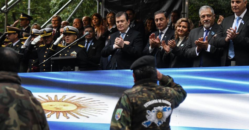 El gobernador Zamora encabezoacute el acto por el 215deg aniversario de la Revolucioacuten de Mayo