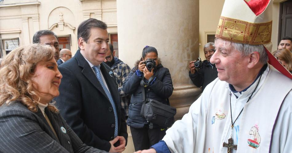 Fuentes saludó al obispo Martínez Ossola al final del tedeum