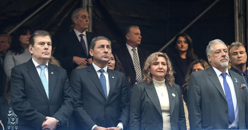 López Alzogaray (der) junto a las dems autoridades