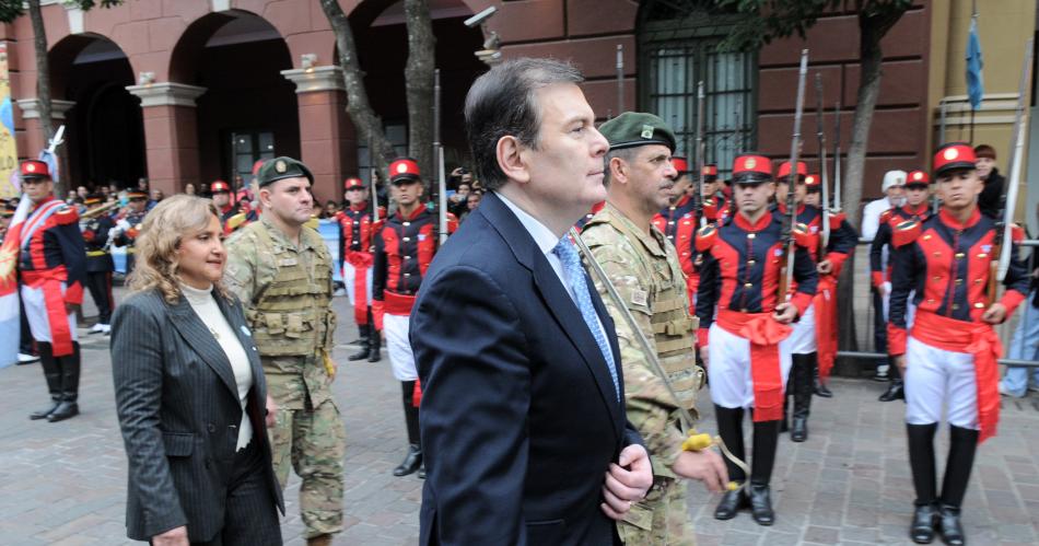 Antes del desfile Zamora pasó revista a la agrupación 25 de Mayo