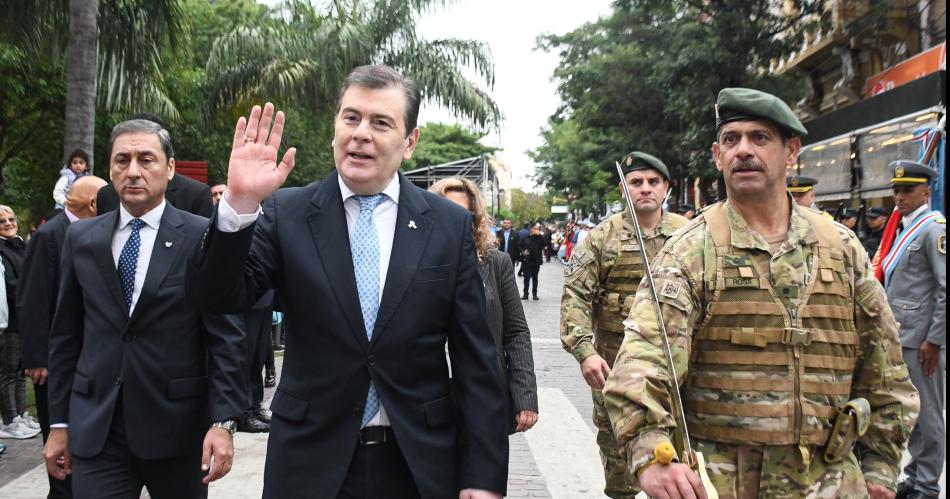 El gobernador Zamora encabezoacute el acto por el 215deg aniversario de la Revolucioacuten de Mayo