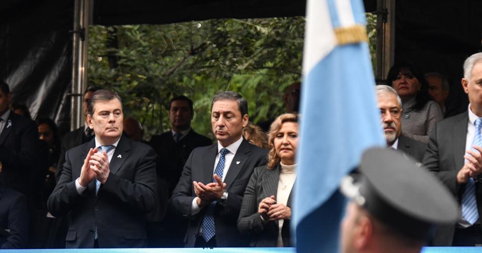 El gobernador Zamora encabezoacute el acto por el 215deg aniversario de la Revolucioacuten de Mayo