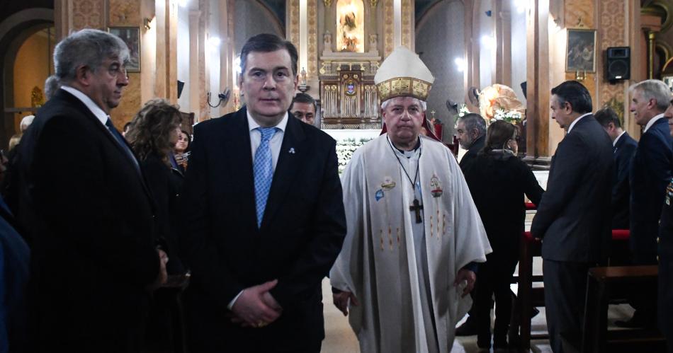 El gobernador Zamora encabezoacute el acto por el 215deg aniversario de la Revolucioacuten de Mayo