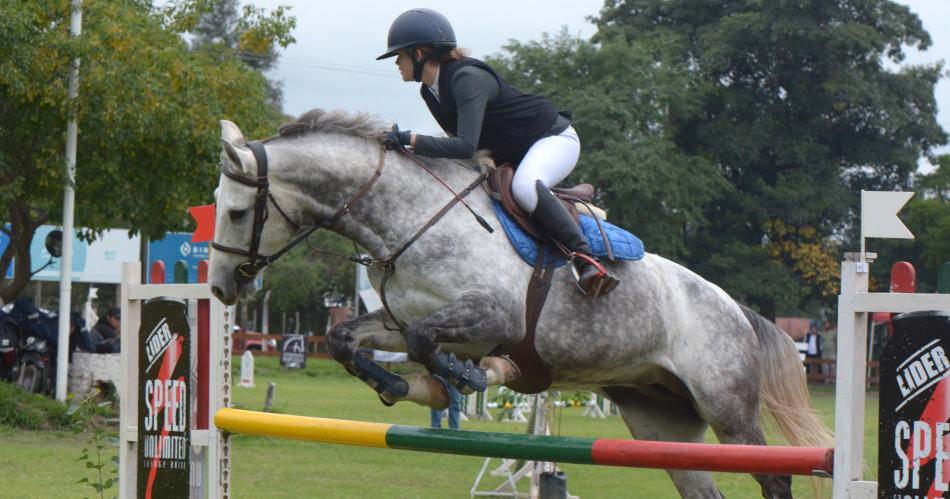 Otra destacada actuacioacuten de los jinetes y amazonas de Santiago