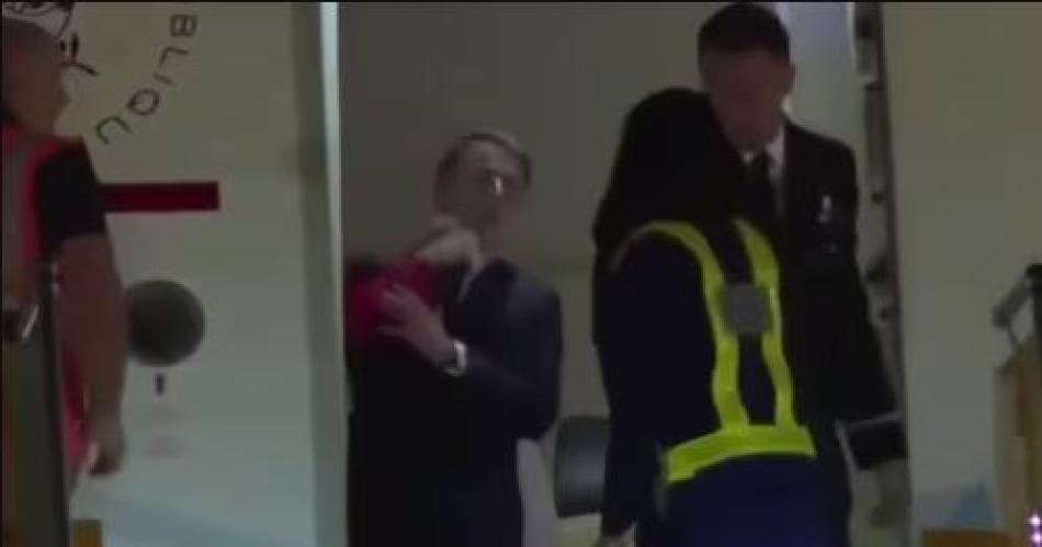 El momento en que Macron recibe una cachetada de su esposa Brigitte (Foto- Captura de video)