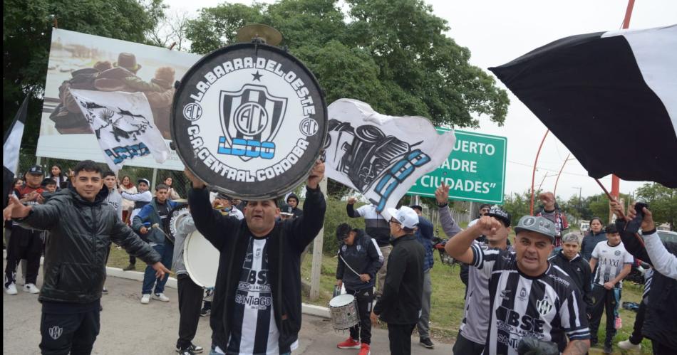 Los hinchas del Ferro realizan un banderazo en el Aeropuerto (Foto- El Liberal  Daniel Pérez)