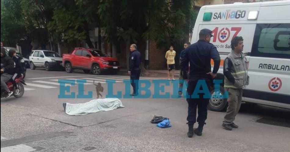 La víctima esperaba un remís cuando fue atropellada por un camión