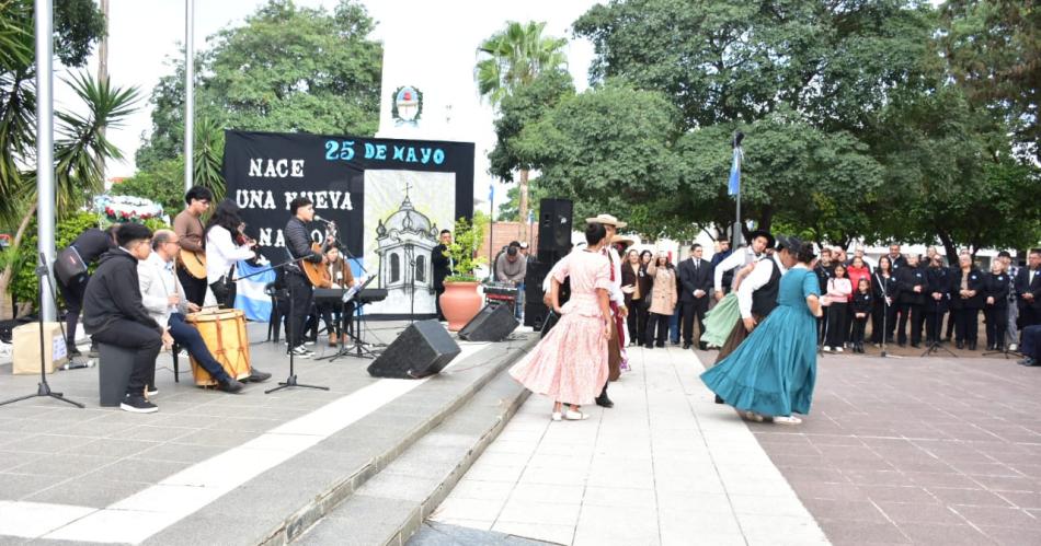 Friacuteas se tintildeoacute de celeste y blanco para celebrar la Gesta del antildeo 1810