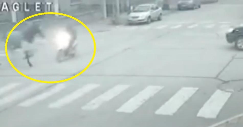 INSOacuteLITO VIDEO Un caballo a toda velocidad embistioacute a una mujer en motocicleta