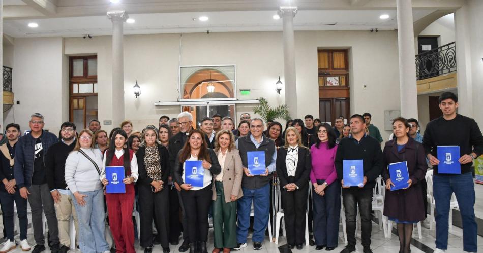 La intendente Fuentes entregó personerías jurídicas a asociaciones civiles de la ciudad