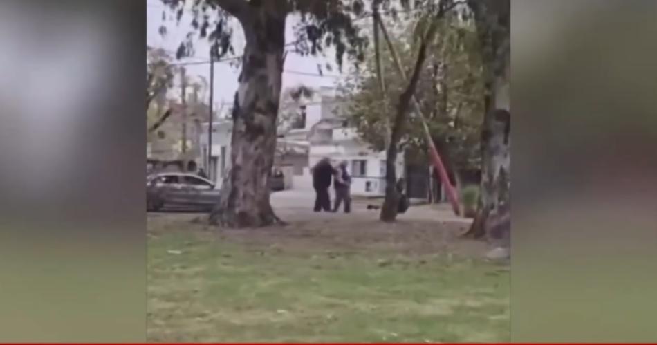 VIDEO Un jubilado sacoacute un arma y amenazoacute a hinchas de un club de fuacutetbol