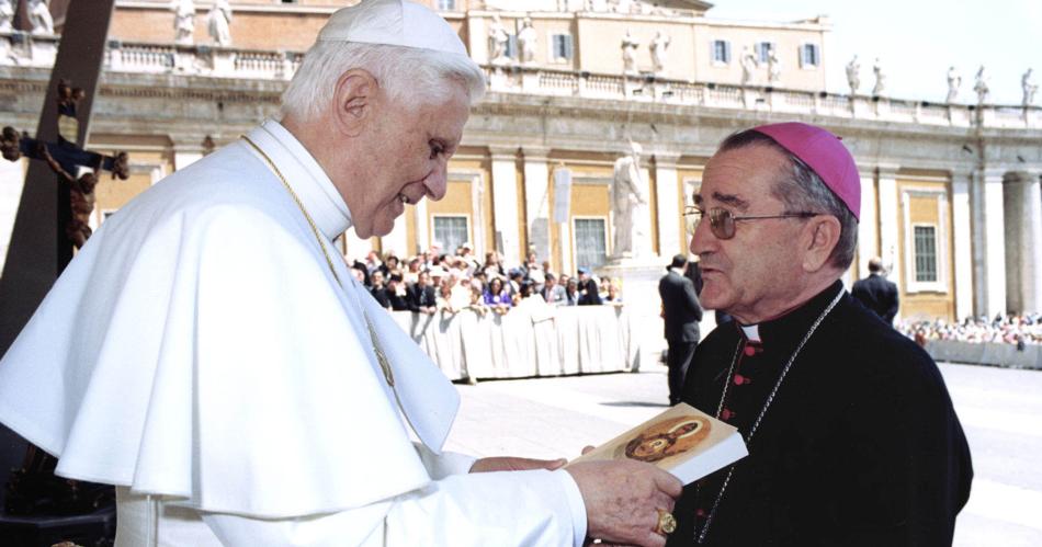 VATICANO Monseñor Antonio Juan Baseotto junto al papa Benedicto XVI en la ciudad de Roma