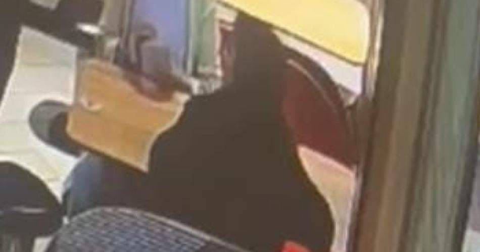 VIDEOS- La letrada en el interior del local de venta de comidas r�pidas Luego habría realizado operaciones con una tarjeta de su par Eliana Gabriela Paz