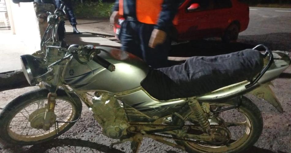 La motocicleta Yamaha YBR 125 color gris sin dominio colocado