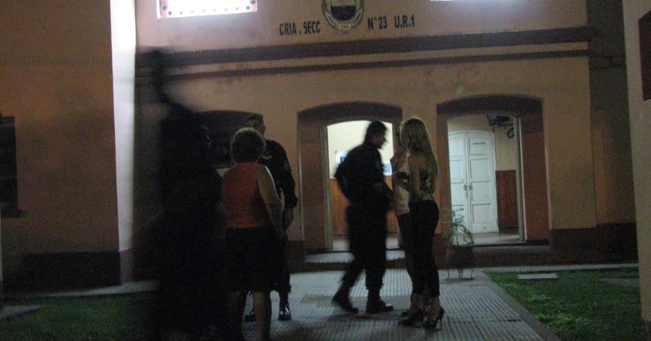 PERICIAS DE RIGOR- Los policías y la fiscal trabajaron hasta la noche en la vivienda de la víctima Ahora resta la entrega del cuerpo a sus familiares