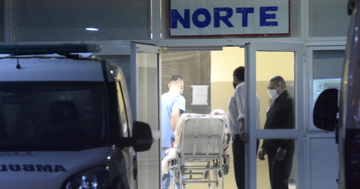 Estudiantes golpearon a otro hasta dejarlo ensangrentado y en el piso