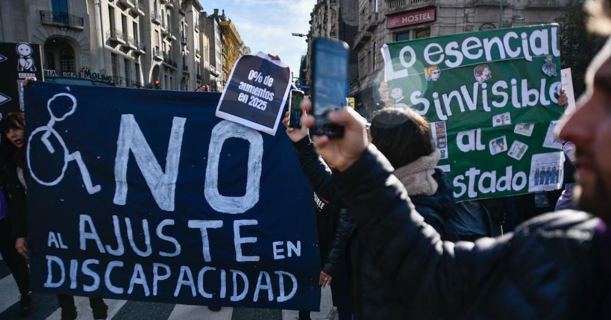 ONGs familias y profesionales se manifestaron frente al Congreso para protestar contra el ajuste en Discapacidad