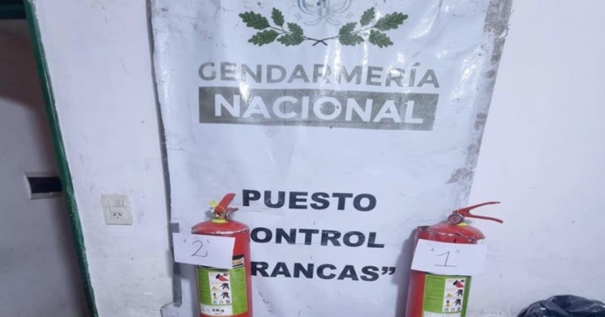 Incautan maacutes de 12 kilos de cocaiacutena ocultos en matafuegos durante un control vehicular 