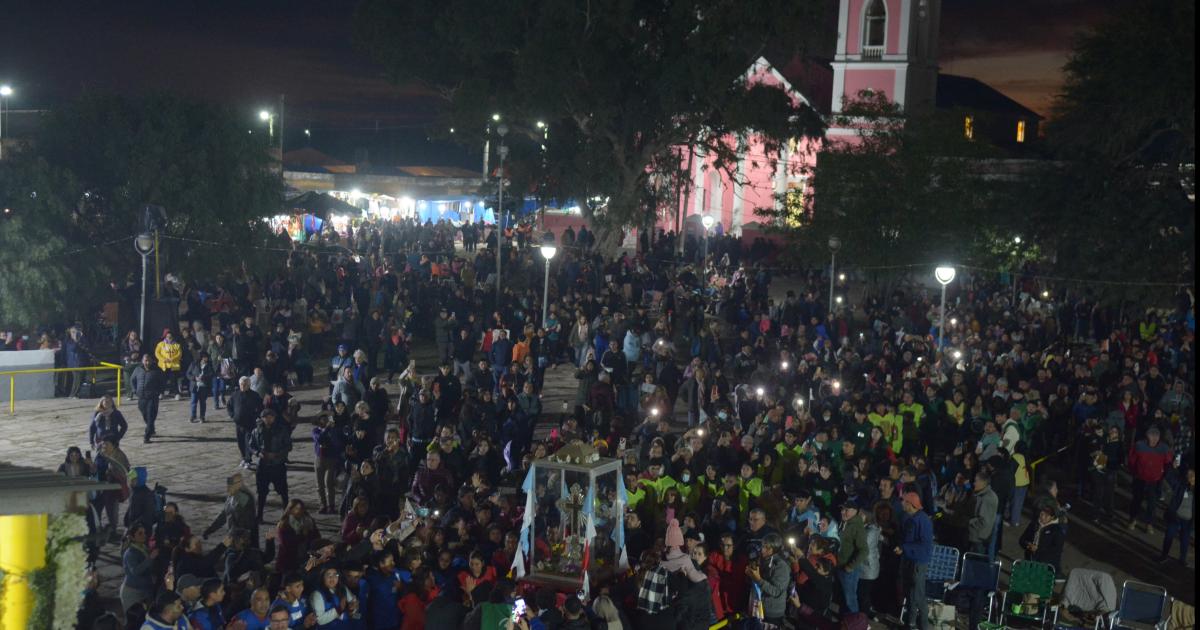 El pueblo peregrino acompantildeoacute el traslado de la Cruz del Sentildeor de los Milagros al templete