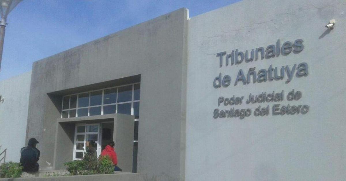 Enamorados apostaron por el poliamor pero al final todo terminoacute en escaacutendalo judicial