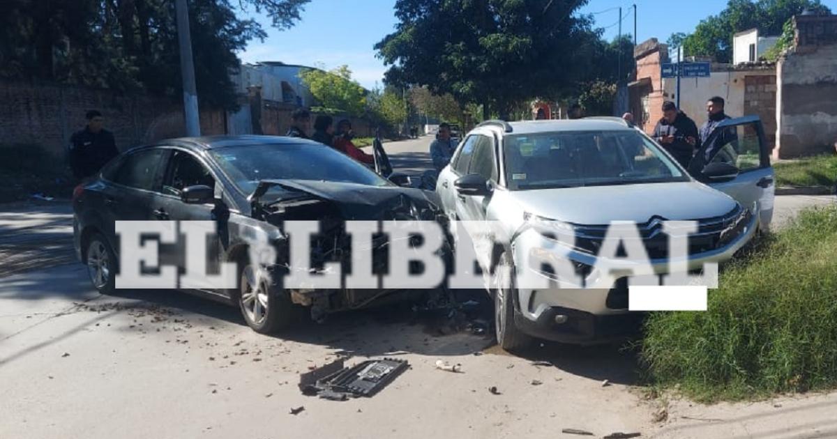 Violento choque entre dos autos dejoacute a una mujer hospitalizada