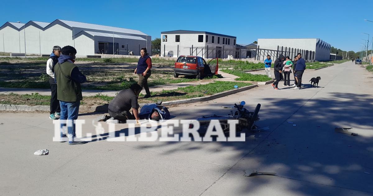 Un automoacutevil impactoacute a un motociclista que se trasladaba con su esposa e hijo de 2 antildeos