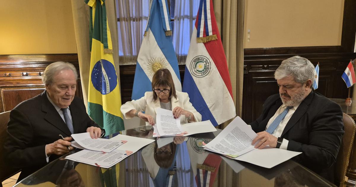 Bullrich firmoacute la actualizacioacuten del comando tripartito de la triple frontera